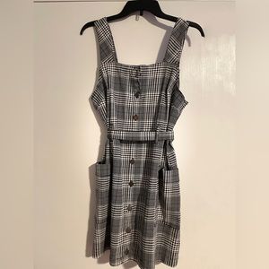 Tinseltown Black and white plaid buttoned dress with removable belt. Medium 🩶